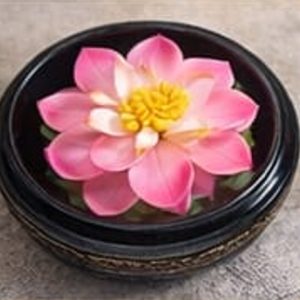 Handgefertigte Wachsblume aus Nordthailand – Lotusblüte in dekorativer Schale | 8 Farben