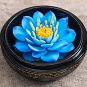 Handgefertigte Wachsblume aus Nordthailand – Lotusblüte in dekorativer Schale | 8 Farben (Kopie)