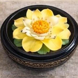 Handgeschnitzte Lotus-Blüte aus Wachs – Traditionelle thailändische Handwerkskunst in der Lackdose