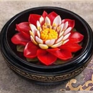 Handgeschnitzte Wachsblüte rot-weiß in thailändischer Lackdose.